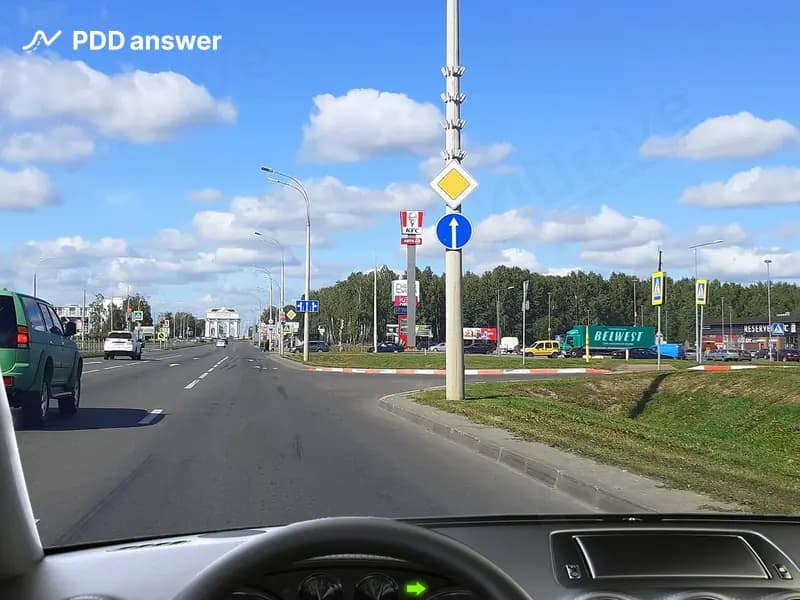 Разрешено ли Вам повернуть направо на прилегающую территорию в показанной ситуации?