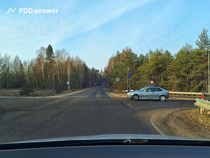 В показанной ситуации Вы, находясь на главной дороге: