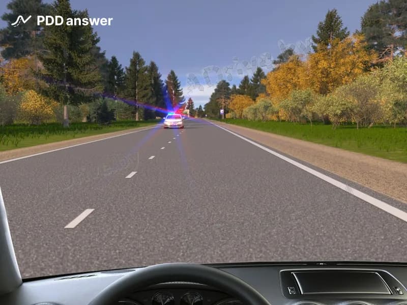 Как Вы должны поступить, управляя легковым автомобилем, если в показанной ситуации приближается транспортное средство оперативного назначения с включёнными маячками синего и красного цветов и специальным звуковым сигналом?