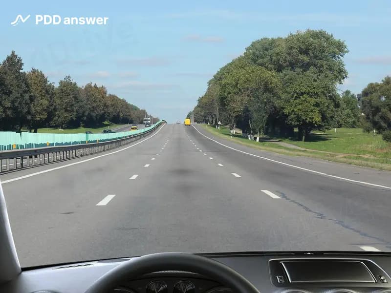 По каким полосам Вам разрешено продолжить движение прямо в показанной ситуации вне населённого пункта, если правая полоса движения не занята?