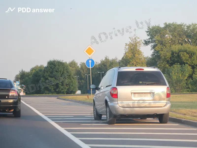 При наличии каких из перечисленных условий водитель, имеющий право управления автомобилем категории «B» и совершивший остановку с нарушением Правил дорожного движения, освобождается от административной ответственности с вынесением ему предупреждения?