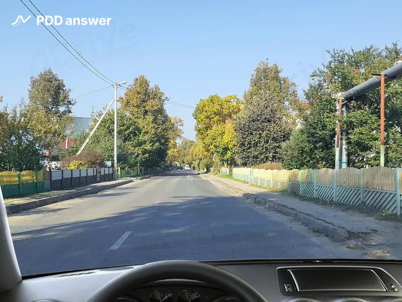 Разрешено ли Вам поставить легковой автомобиль на стоянку у тротуара в населённом пункте в показанной ситуации?