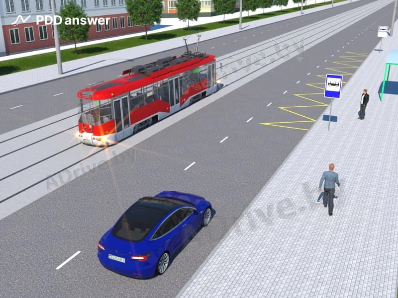Разрешено ли водителю синего автомобиля опередить трамвай в показанной ситуации?