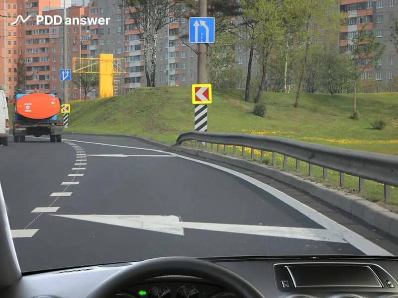 Разметка, нанесённая на полосе движения (в виде стрелки), в показанной ситуации: