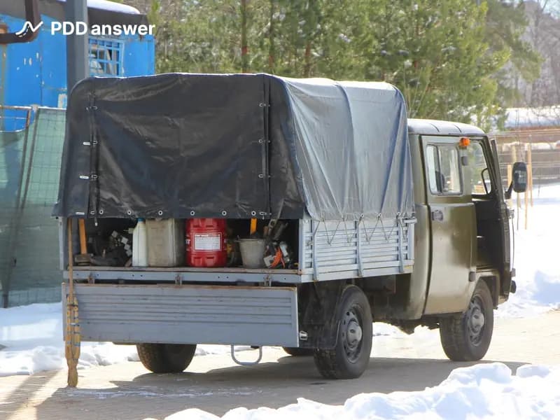 В какой период года автомобили с технически допустимой общей массой до 3,5 тонны включительно должны быть оборудованы зимними шинами?