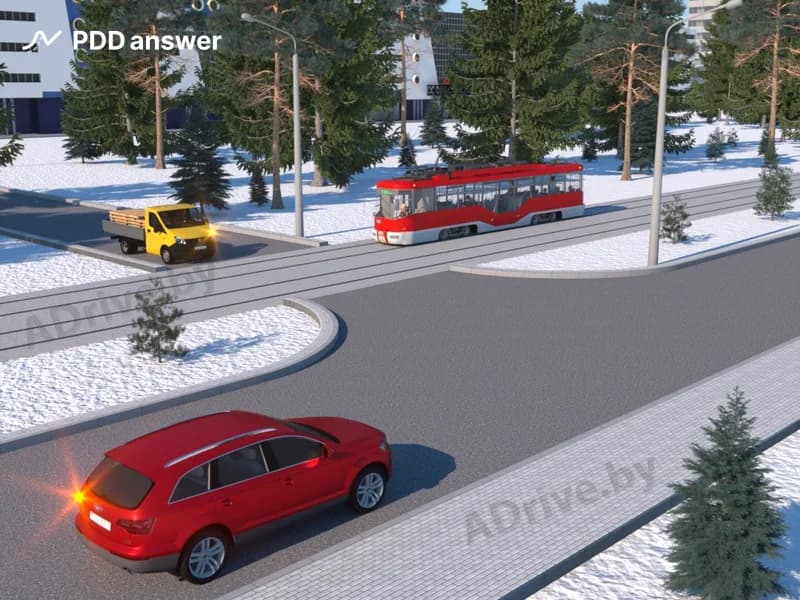 При повороте налево в показанной ситуации водитель легкового автомобиля: