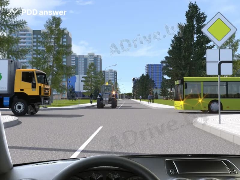 Как Вам следует поступить в показанной ситуации, двигаясь прямо через перекрёсток?