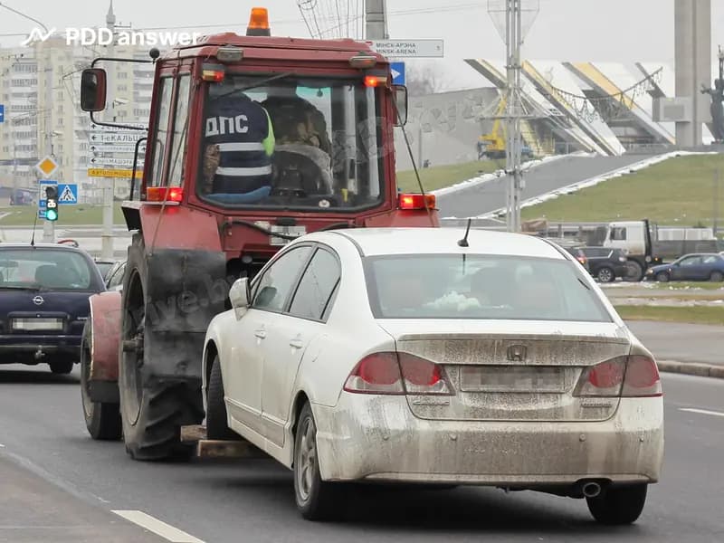 Допустима ли отбуксировка стоящего транспортного средства без помещения его на охраняемую стоянку?