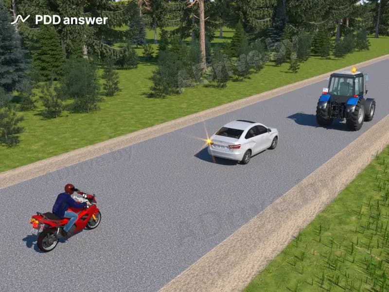 Разрешено ли мотоциклисту произвести обгон транспортных средств в ситуации, показанной на рисунке?