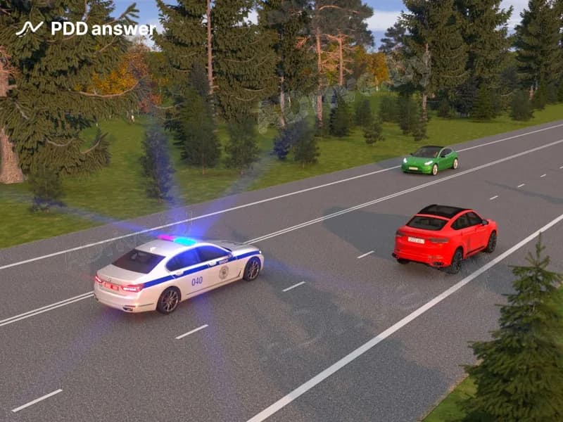 Как должны поступить в показанной ситуации водители красного и зелёного автомобилей при приближении транспортного средства оперативного назначения?