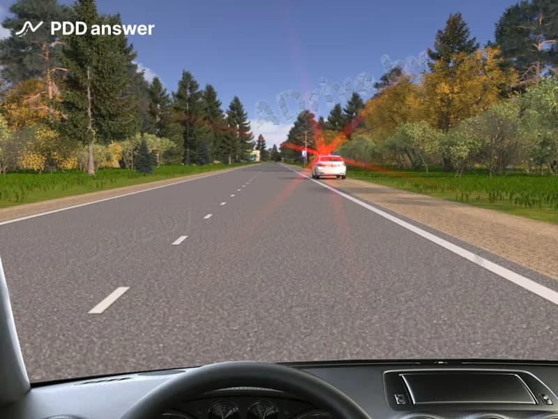 Как Вы должны поступить при приближении к стоящему транспортному средству оперативного назначения с включённым маячком красного цвета?