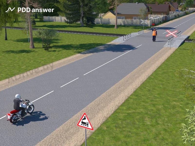 В каком месте мотоциклист обязан остановиться в показанной ситуации?