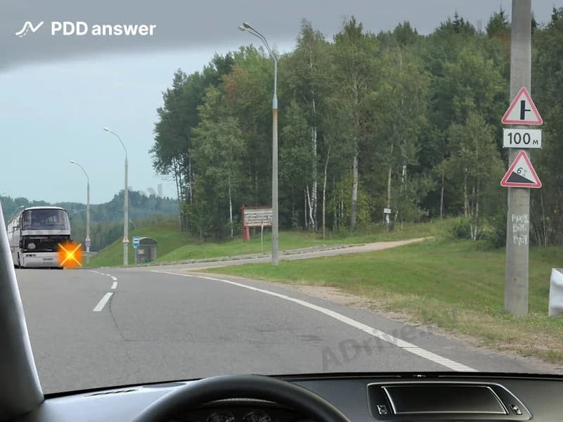 Обязаны ли вы, управляя легковым автомобилем, в показанной ситуации уступить дорогу автобусу?