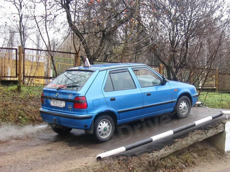 В каком из перечисленных ответов правильно указана максимальная величина уклона, на котором стояночная тормозная система должна обеспечивать неподвижное состояние легкового автомобиля в снаряжённом состоянии?