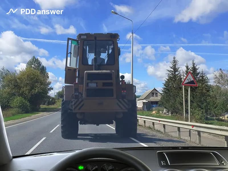 Разрешено ли Вам при управлении легковым автомобилем выполнить обгон самоходной машины в показанной ситуации, если подъёмы и спуски не следуют один за другим?