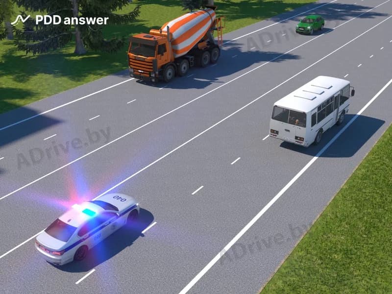 Водители каких автомобилей должны остановиться на обочине в показанной ситуации при приближении транспортного средства оперативного назначения?