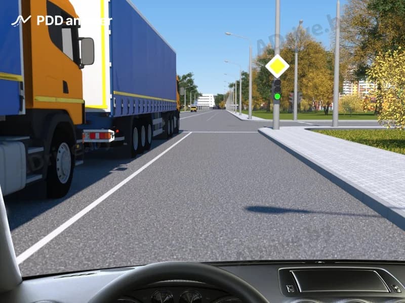 Разрешается ли в показанной ситуации проехать перекрёсток, не снижая скорости, при включении разрешающего сигнала светофора, если Вам необходимо проехать прямо?