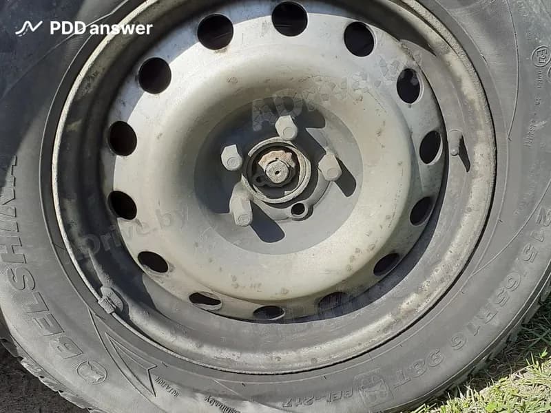 Как Вы должны поступить, если при осмотре автомобиля в пути обнаружите отсутствие одного болта крепления колеса?