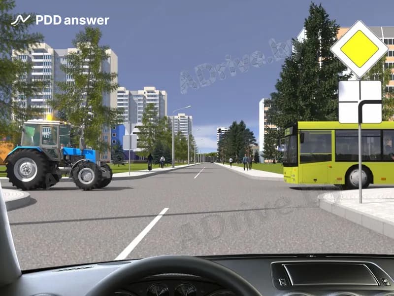 Как Вам следует поступить в показанной ситуации, двигаясь на перекрёстке прямо?