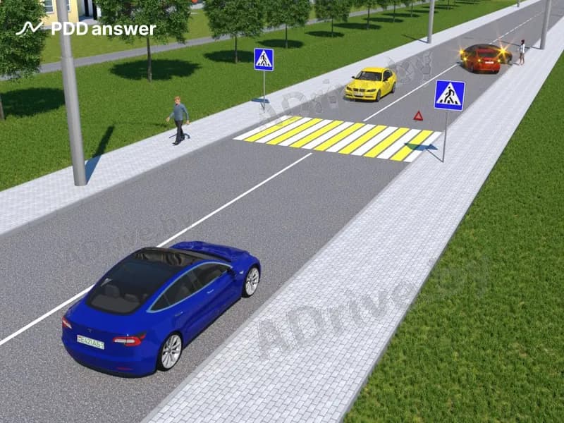 В каком месте должен остановиться водитель синего легкового автомобиля для пропуска встречного автомобиля при отсутствии пешеходов в пределах пешеходного перехода?