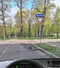В каком из перечисленных мест Вы должны остановиться в случае необходимости уступить дорогу транспортным средствам, движущимся по пересекаемой дороге, иным участникам дорожного движения, путь движения которых Вы пересекаете?