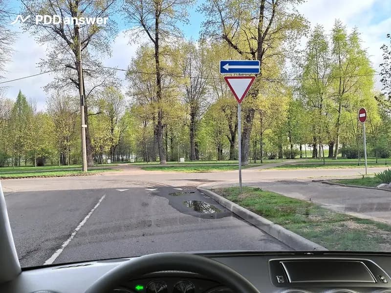 В каком из перечисленных мест Вы должны остановиться в случае необходимости уступить дорогу транспортным средствам, движущимся по пересекаемой дороге, иным участникам дорожного движения, путь движения которых Вы пересекаете?