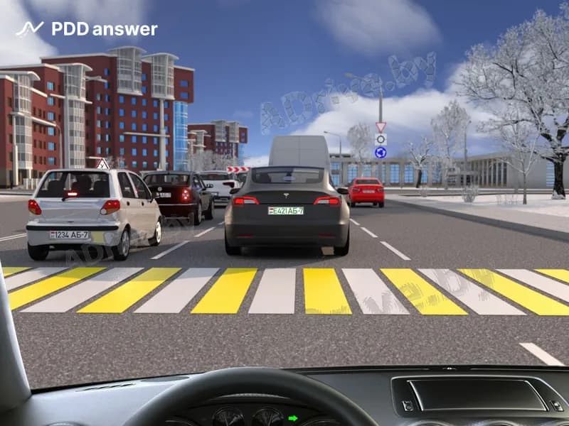 Разрешено ли Вам перестроиться на пешеходном переходе, так как перед пешеходным переходом образовался затор во второй полосе движения, на крайнюю правую полосу движения для дальнейшего поворота направо на перекрёстке с круговым движением?