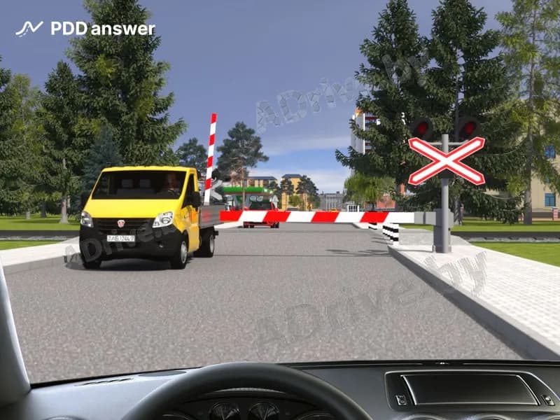 Разрешено ли Вам в показанной ситуации открыть шлагбаум (сигналы светофора выключены, через переезд движутся встречные транспортные средства)?