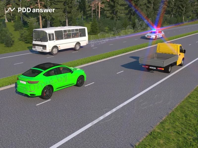 Водители каких автомобилей должны остановиться на обочине в показанной ситуации при приближении транспортного средства оперативного назначения?