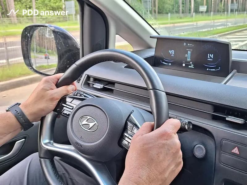 Правильно ли расположены руки водителя на рулевом колесе при управлении транспортным средством?