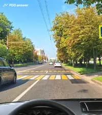 Как Вам следует поступить в показанной ситуации, если перед пешеходным переходом остановился автомобиль в соседней полосе движения?