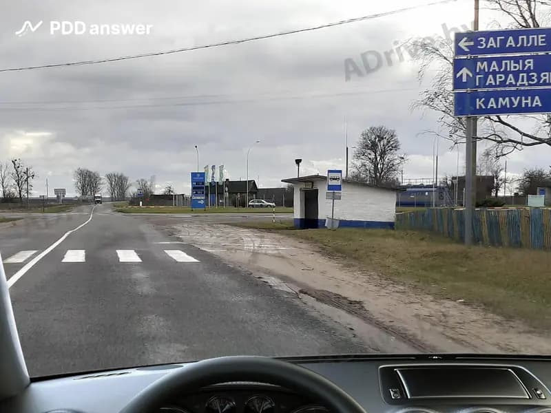 Как должен отреагировать водитель, если он случайно на скорости правыми колёсами съехал на влажную обочину?