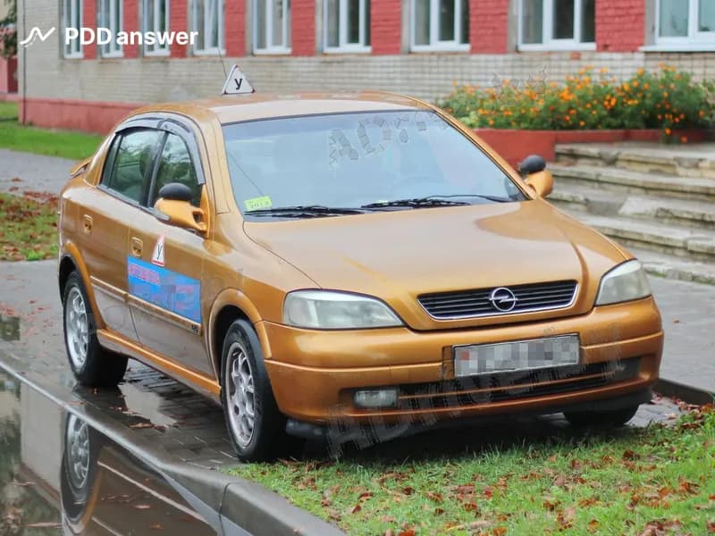 Разрешается ли участие в дорожном движении легкового автомобиля, если минимальная остаточная высота рисунка протектора шин составляет 1.8 мм, но появились два индикатора износа, расположенные по дну канавки протектора, в каждом из двух сечений при неравномерном износе беговой дорожки?