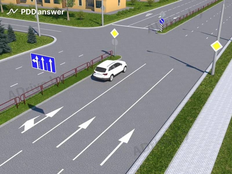 Правильно ли водитель белого автомобиля занял полосу движения в сложившейся ситуации на перекрёстке для дальнейшего движения прямо?