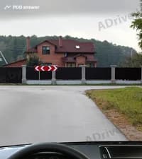 Обязаны ли Вы подавать сигнал световым указателем поворота в показанной ситуации при движении по главной дороге?