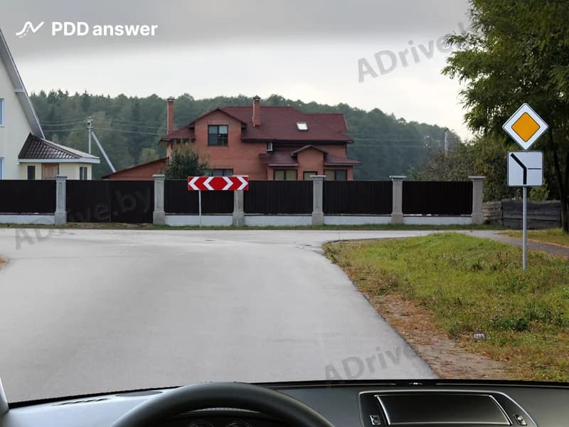 Обязаны ли Вы подавать сигнал световым указателем поворота в показанной ситуации при движении по главной дороге?