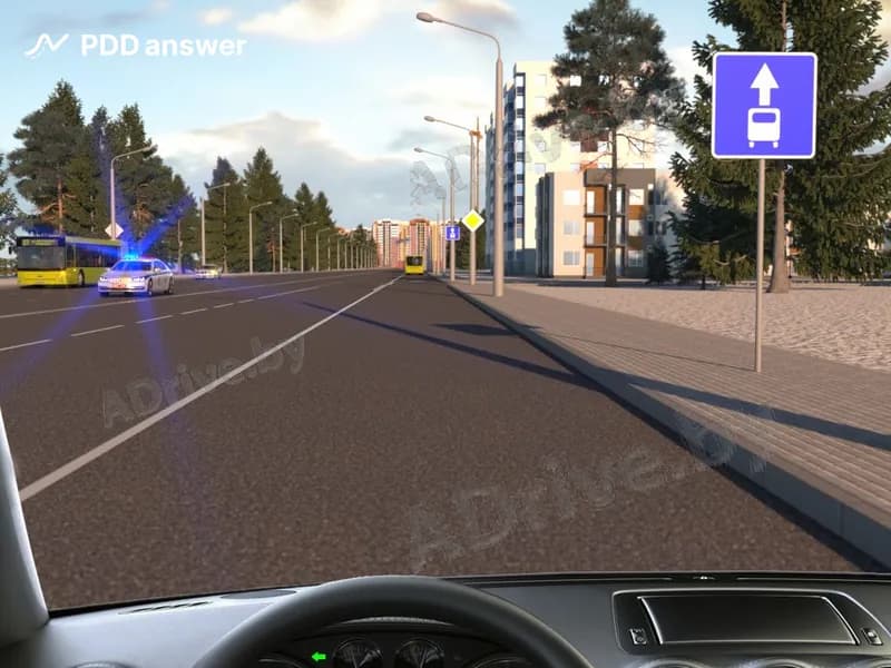 После проезда замыкающего движение организованной транспортной колонны транспортного средства оперативного назначения Вы намереваетесь возобновить движение. Как следует Вам поступить, если управляемый Вами автомобиль приводится в движение двигателем внутреннего сгорания?