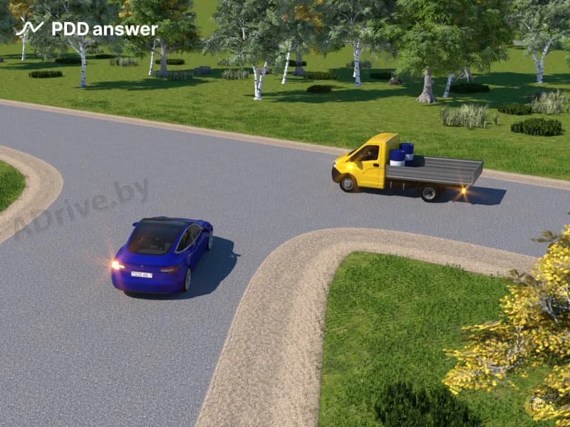 При повороте налево в показанной ситуации водитель легкового автомобиля: