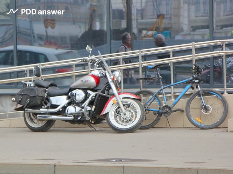 Допускается ли стоянка мотоцикла на тротуаре вне обозначенных дорожными знаками (дорожной разметкой) мест для стоянки?