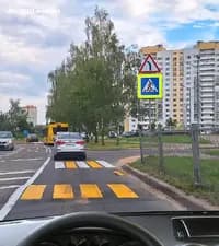 Разрешено ли Вам выехать на пешеходный переход в показанной ситуации для ожидания возможности продолжить движение прямо?