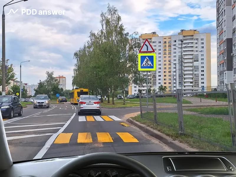 Разрешено ли Вам выехать на пешеходный переход в показанной ситуации для ожидания возможности продолжить движение прямо?