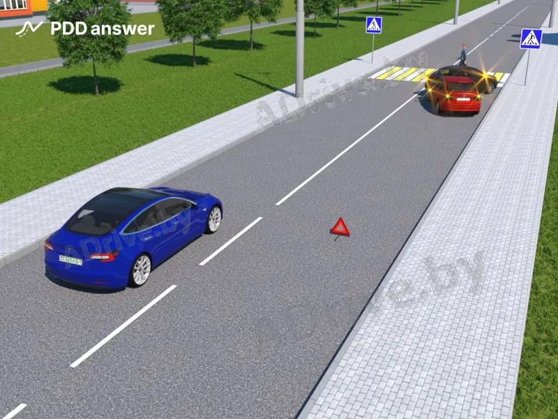 Как должен поступить водитель синего автомобиля, объезжающий препятствие по встречной полосе перед пешеходным переходом?