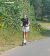 В каком случае из перечисленных допускается движение на средствах персональной мобильности по проезжей части дороги?