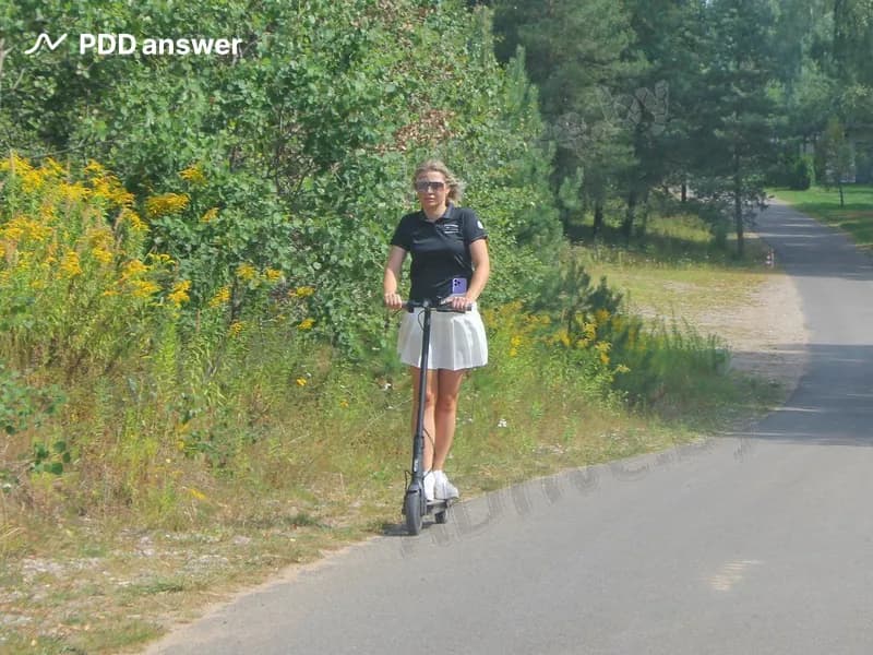 В каком случае из перечисленных допускается движение на средствах персональной мобильности по проезжей части дороги?