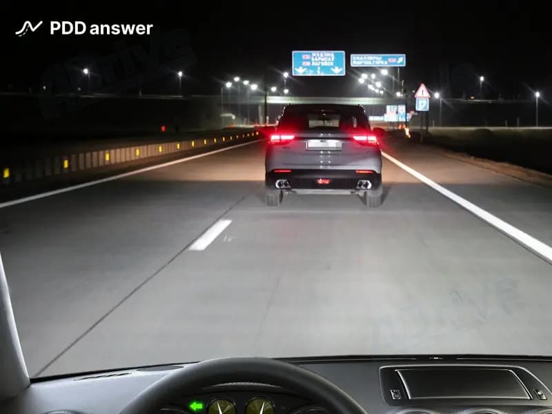 Разрешается ли Вам вне населённого пункта в показанной ситуации для предупреждения об опережении использовать звуковой сигнал и периодическое переключение фар с ближнего света на дальний?