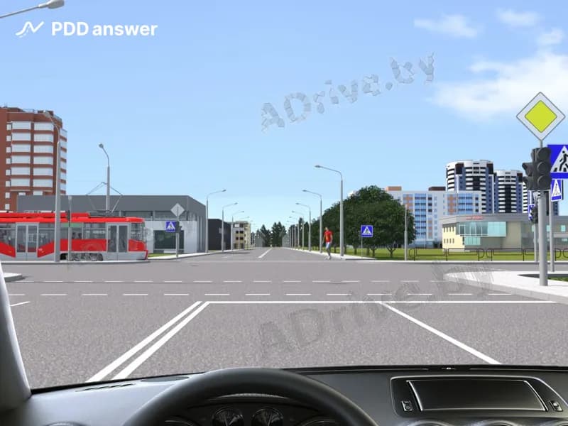 Кому Вы обязаны уступить дорогу (предоставить преимущество) в показанной ситуации, проезжая перекрёсток в прямом направлении, если светофор не работает?