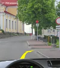 Разрешено ли Вам, управляя легковым автомобилем, повернуть направо в показанной ситуации, если Вы проживаете в доме, расположенном справа от перекрёстка, при отсутствии иных возможностей подъезда?