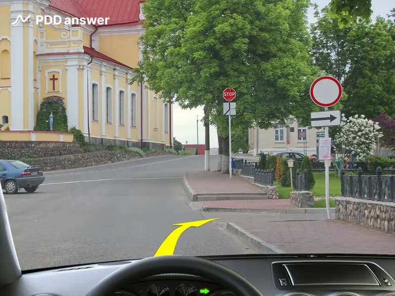 Разрешено ли Вам, управляя легковым автомобилем, повернуть направо в показанной ситуации, если Вы проживаете в доме, расположенном справа от перекрёстка, при отсутствии иных возможностей подъезда?