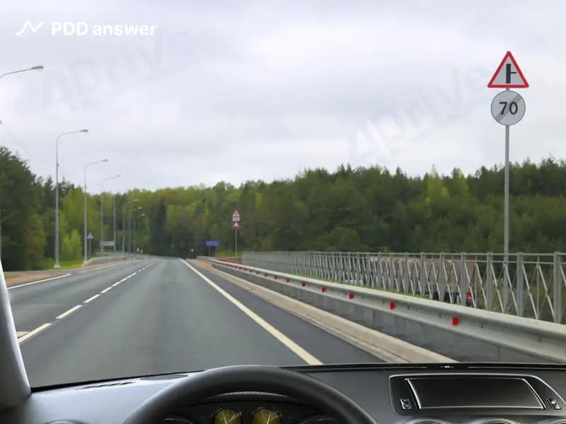 С какой максимальной скоростью Вам разрешено продолжить движение за показанными дорожными знаками, управляя легковым автомобилем, вне населённого пункта?