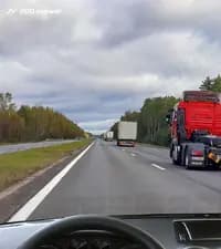 Разрешено ли Вам после опережения первого грузового автомобиля продолжить движение по левой полосе с целью опережения второго?